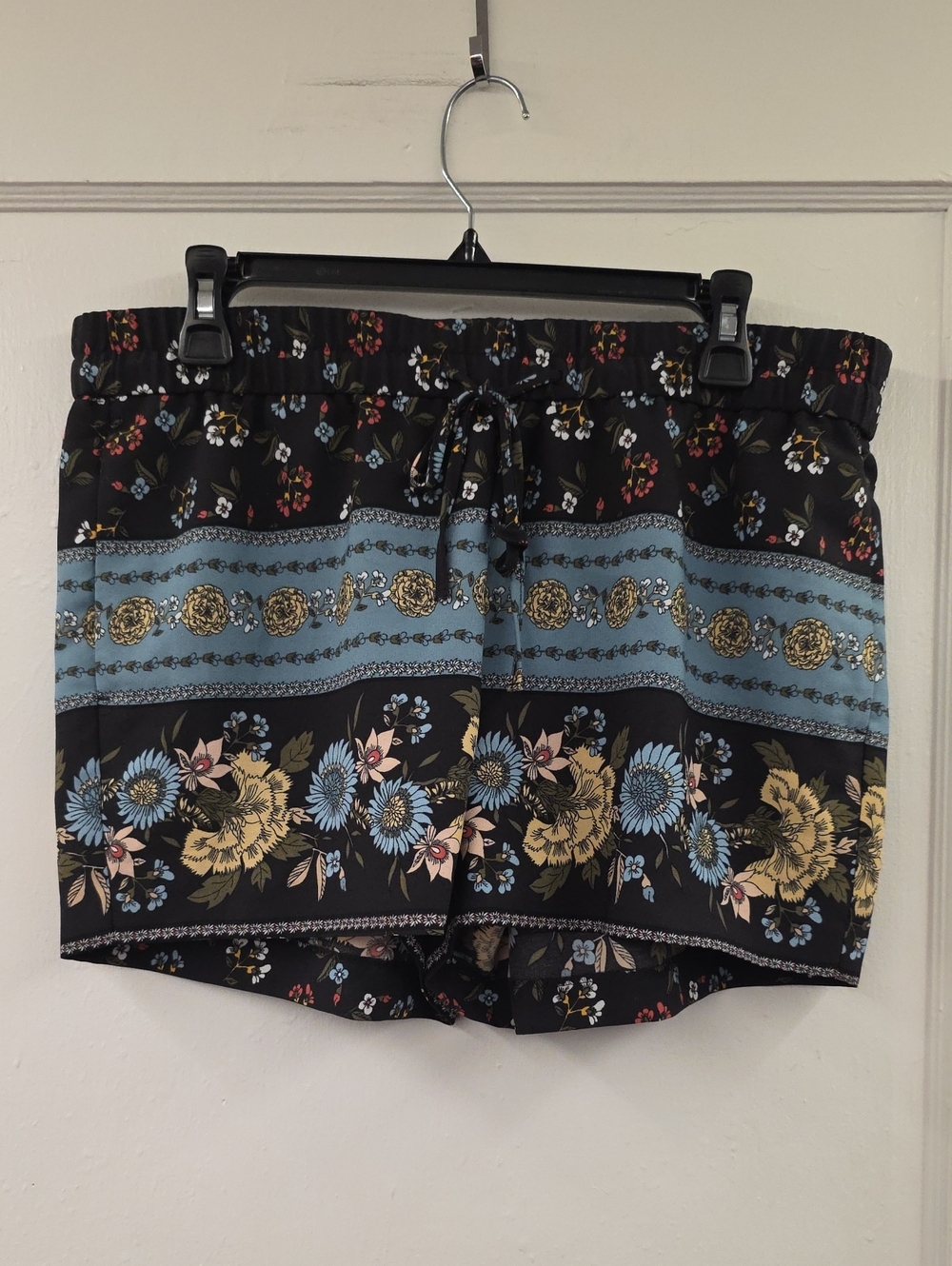 LOFT Women's Medium Floral Pull On Shorts Border Print Drawstring